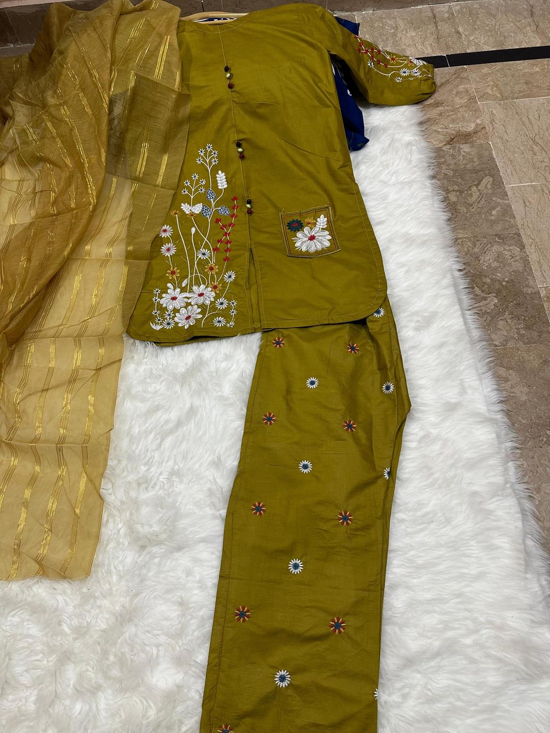 3 Pcs Women's Stitched Embroidered Suit